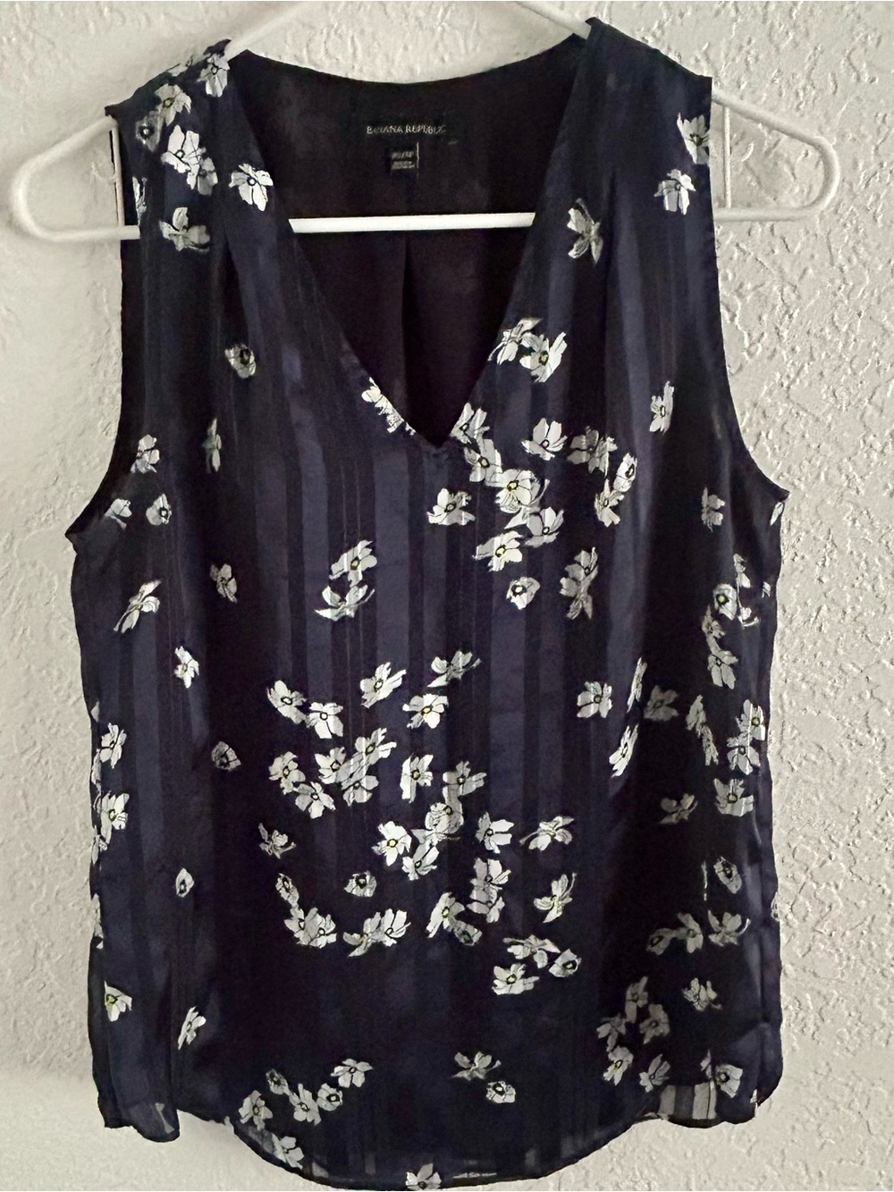 Banana Republic Navy Floral V-Neck Sleeveless Camisole